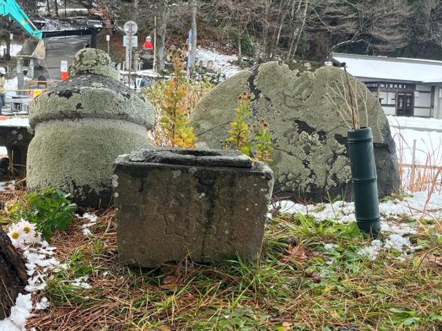 照井堰用水・中尊寺通りコースー弁慶の墓.JPG